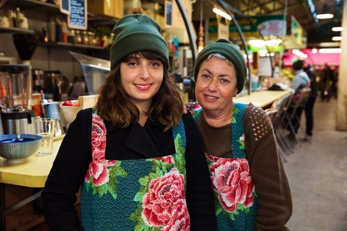 Fotografía de Mihaela Noroc, madre e hija trabajando en un supermercado