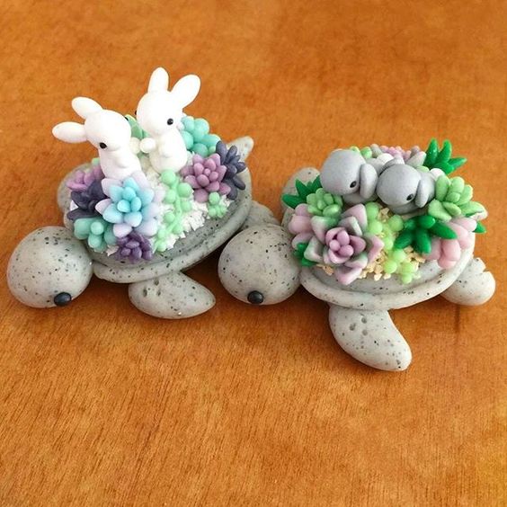 Tortuguitas grises con suculentas de colores y conejitos blancos hechas de arcilla polimérica