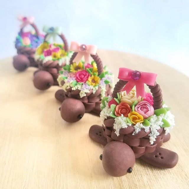 Tortugas cafés efecto chocolate en forma de canasta hecha con arcilla polimérica