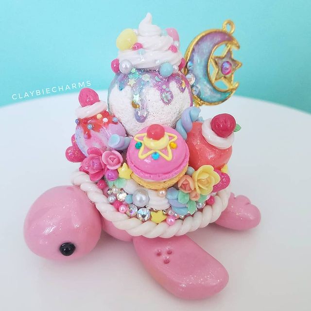 Tortuga rosa con accesorios de Sailor Moon en el caparazón hecha con arcilla polimérica