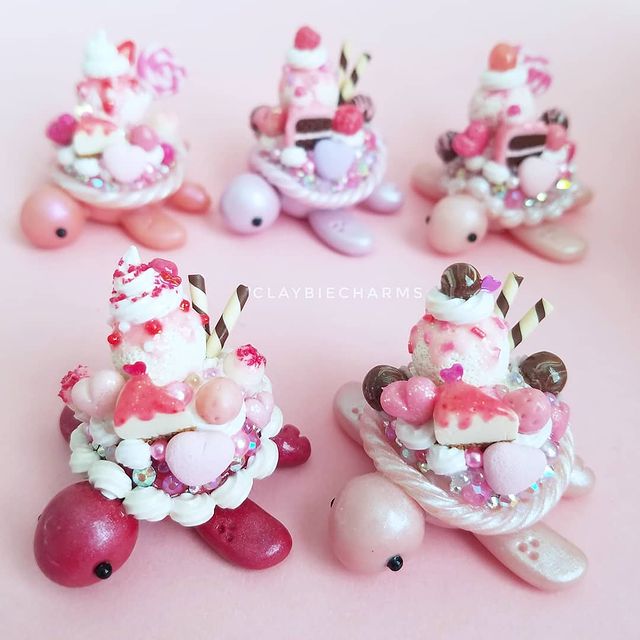 Tortuguitas rosas con dulces y pasteles en el caparazón hechas con arcilla polimérica