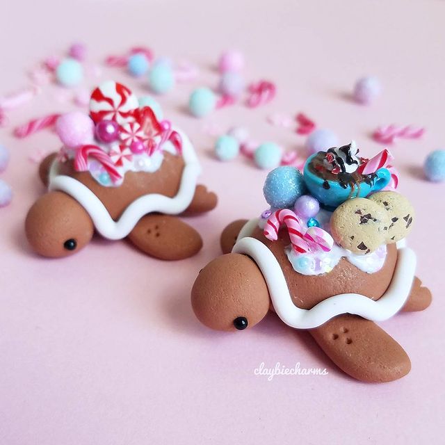 Tortuguitas cafés efecto galleta de jengibre con dulces y caramelos en el caparazón