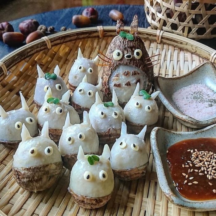 Platillo creado por la usuaria en Instagram Etoni Mama, bolas de arroz en forma de Totoro