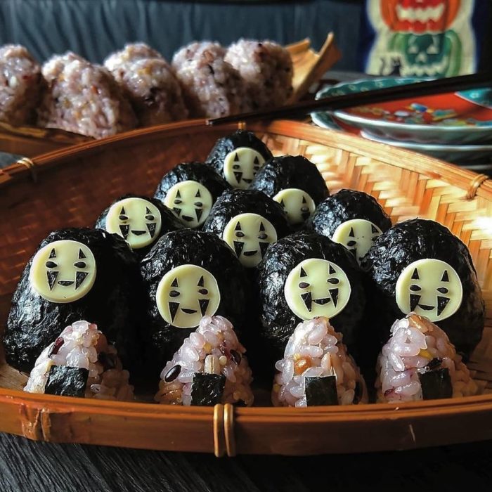 Platillo creado por la usuaria en Instagram Etoni Mama, onigiris de arroz integral con relleno de atún