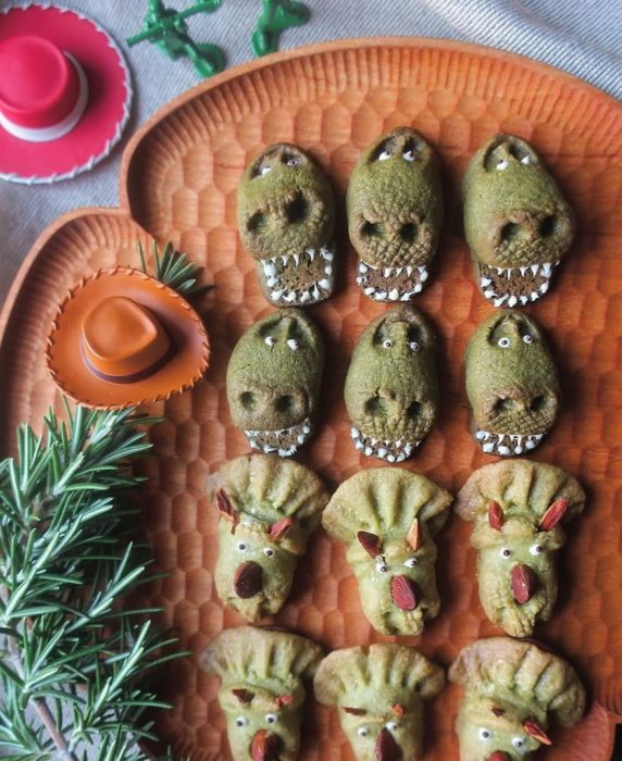 Platillo creado por la usuaria en Instagram Etoni Mama, galletas integrales en forma de Rex y Trixie de Toy Story