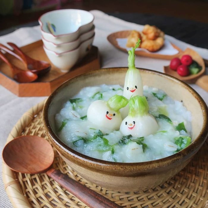 Platillo creado por la usuaria en Instagram Etoni Mama, sopa de fideos con cebollas de bao 