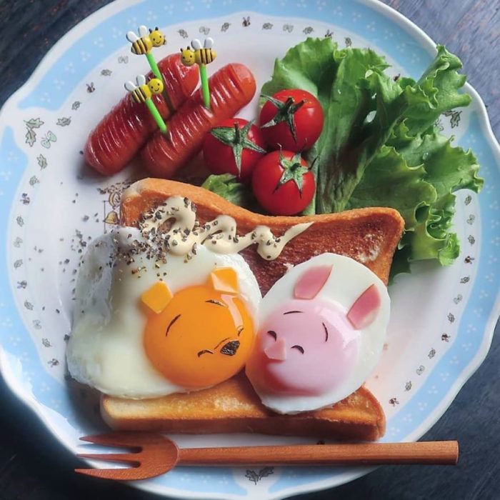 Platillo creado por la usuaria en Instagram Etoni Mama, huevo estrellados decorados como winnie pooh y puerquito