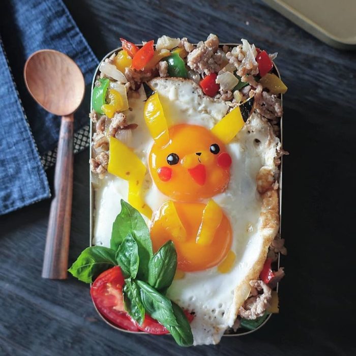 Platillo creado por la usuaria en Instagram Etoni Mama, pan tostado con huevo estrellado en forma de pikachú