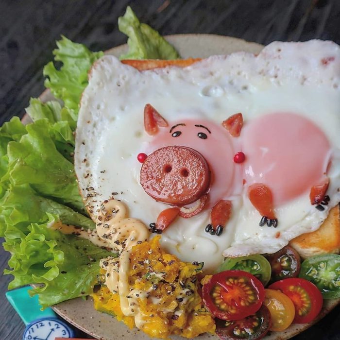 Platillo creado por la usuaria en Instagram Etoni Mama, huevo estrellado en forma de Jam de Toy Story