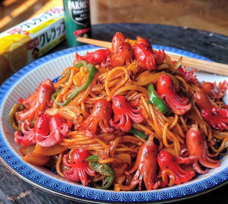 Platillo creado por la usuaria en Instagram Etoni Mama, sopa de spaguettia con pulpos de salchicha
