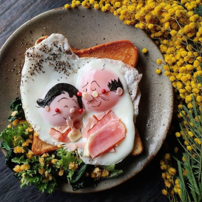 Platillo creado por la usuaria en Instagram Etoni Mama, pan tostado con huevo estrellado en forma de pareja abrazada
