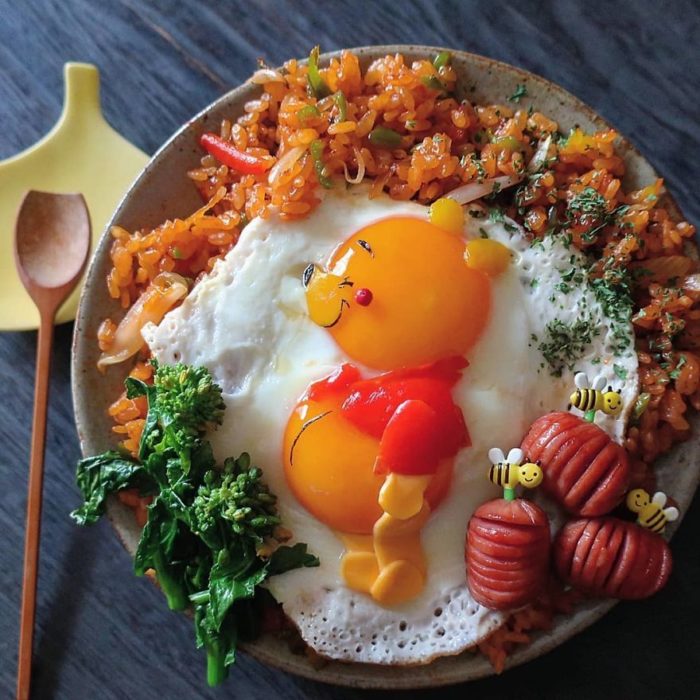 Platillo creado por la usuaria en Instagram Etoni Mama, plato de arroz con huevo estrellado en forma de Winnie-Pooh