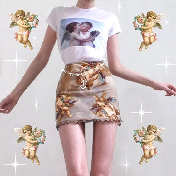 Chica delgada con blusa blanca y falda con estampado de ángeles