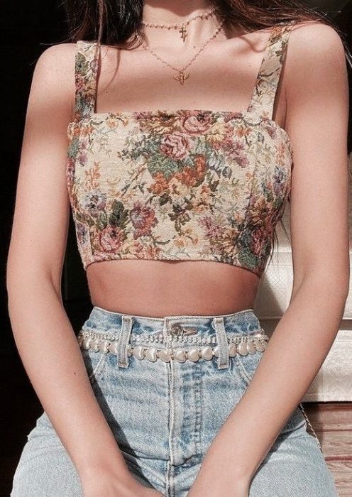 Chica con crop top de tela estilo vintage floreada