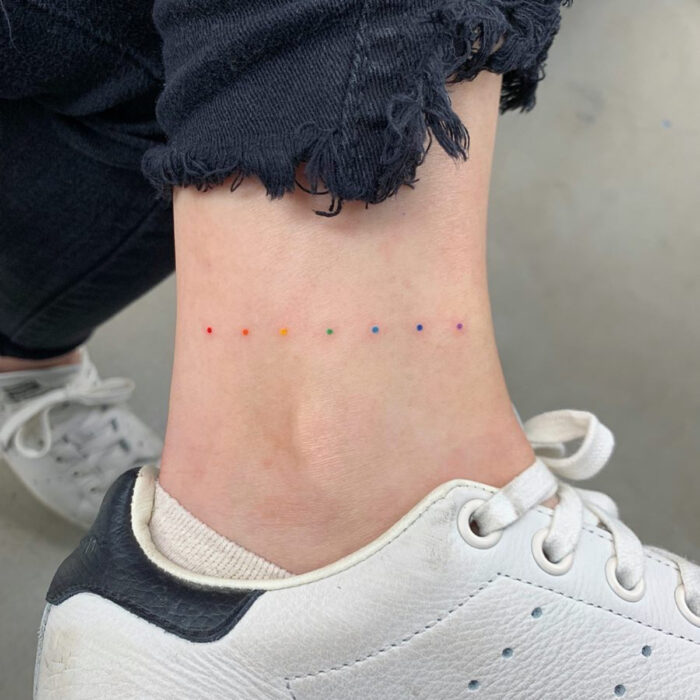 Diseños ingeniosos de tatuajes de arcoíris con puntitos en el tobillo