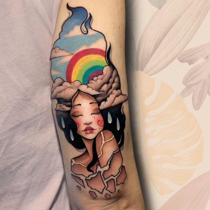 Diseños artísticos de tatuajes de mujer con arcoíris en el cabello en el brazo