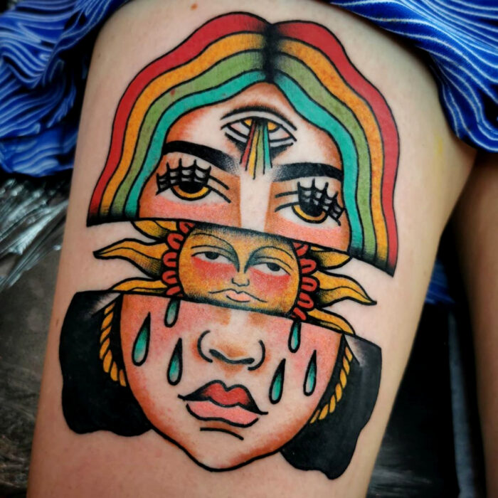Diseños llamativos de tatuajes de rostro old school con arcoíris en la pierna