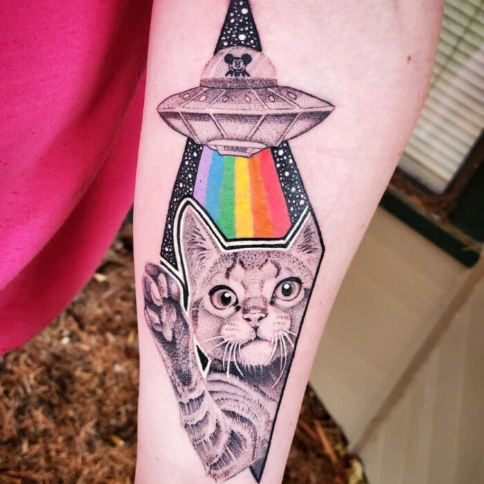 Diseños divertidos de tatuajes de gato con ovni y arcoíris en el brazo