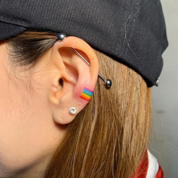 Diseños innovadores de tatuajes de arcoíris en la oreja