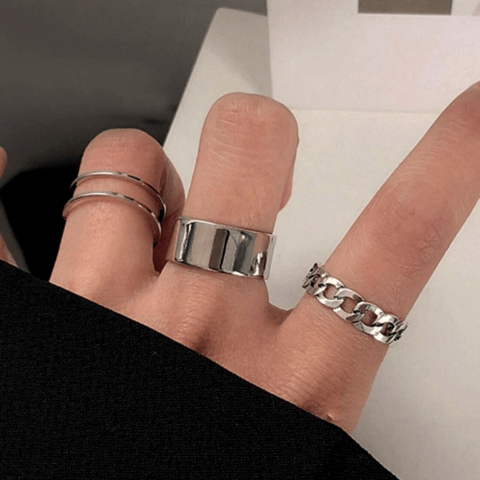 anillos plateados metálicos con diseño de cadena, anchos y delagaditos