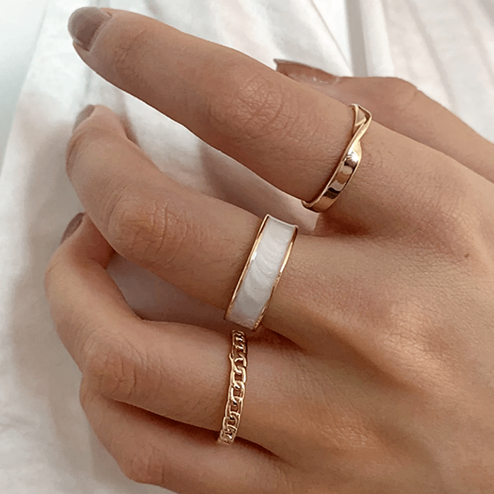 anillos dorados delgados con blanco
