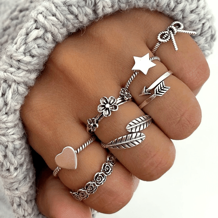 anillos plateados con forma de corazón, estrella, moño, infinito, hojas y cadenas