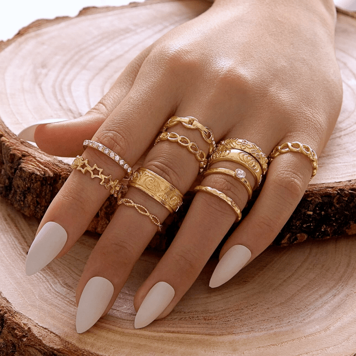anillos dorados, plateados delgados con diseño minimalista, cuadrado, de cadena, manicura blanca
