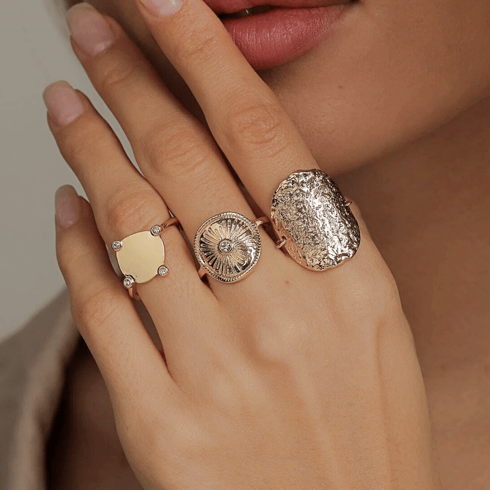 anillos plateados y dorados, con círculos grandes