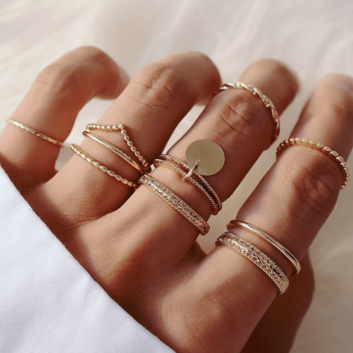 anillos delgados dorados con círculos y medallas