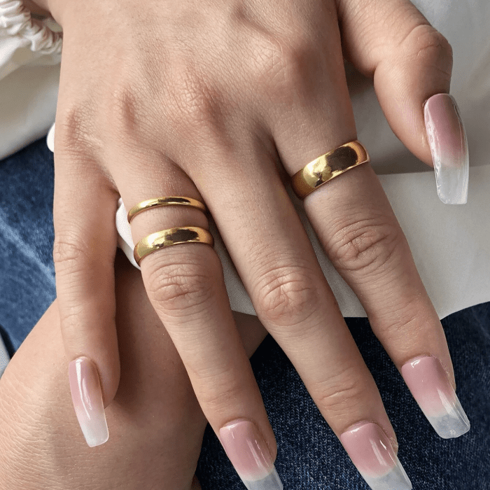 anillos dorados delgados y redondos, anchos