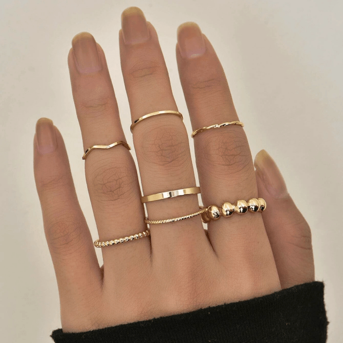 anillos dorados delgados con forma de corazón y cadena