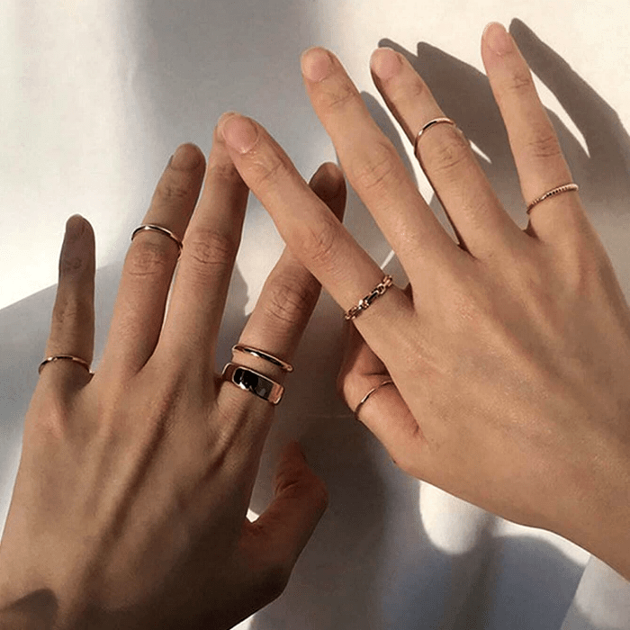 anillos delgados dorados metálicos