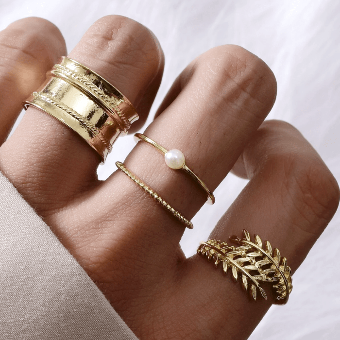anillos dorados metálicos delgados y anchos con forma de hojas