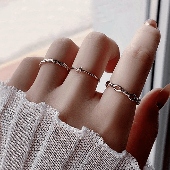 anillos delgados metálicos dorados