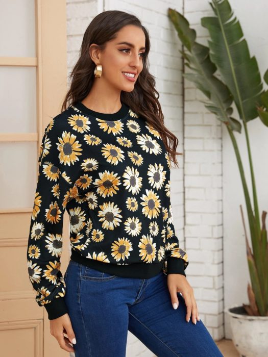 Chica llevando sudadera negra con estampado de girasol