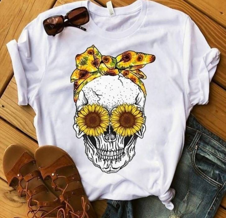 Camisa blanca con estampado de calavera y girasoles
