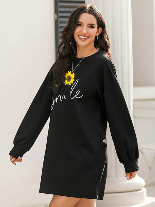 Chica llevando vestido negro con bordado de girasol
