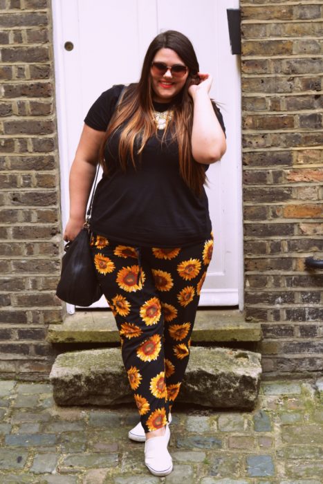 Chica llevando leggins con girasoles