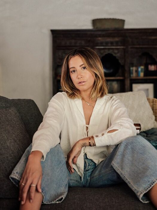 Ashley Tisdale posando en jeans de mezclilla