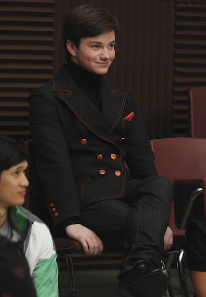 Chris Colfer llevando saco en la serie Glee