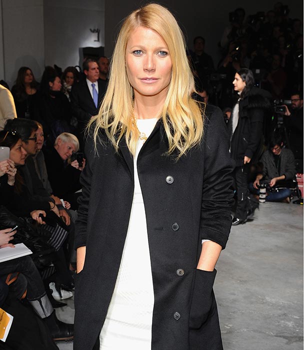 Gwyneth Paltrow posando con una chaqueta negra durante una pasarela