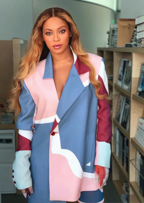 Beyoncé posando para una fotografía mientras usa un saco elegante