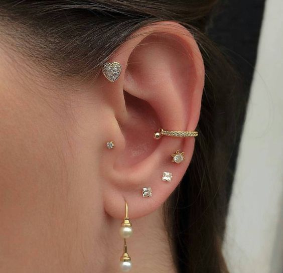 Chica con broqueles pequeños en el oído; 13 Creativas maneras de llevar más de un piercing en el oído