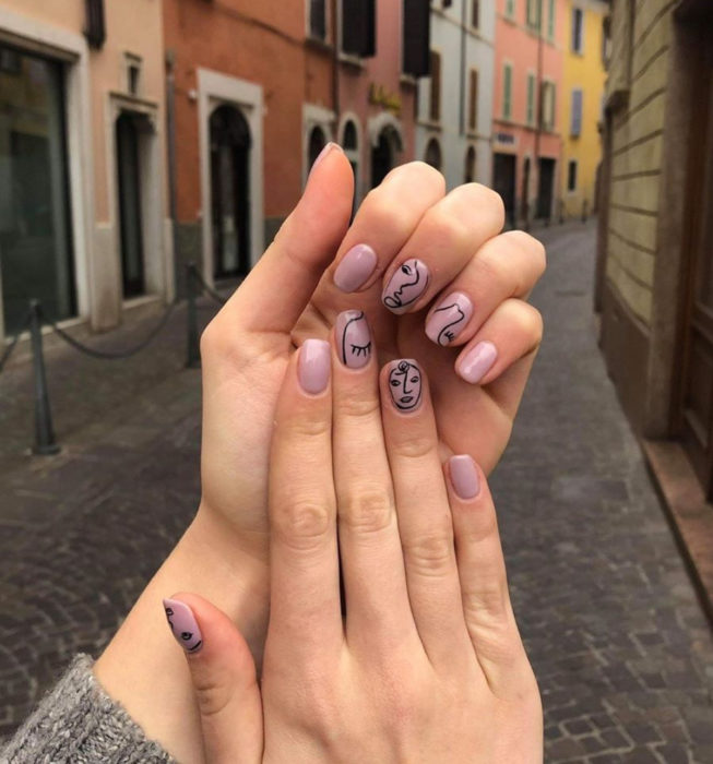 Uñas cuadradas estilo Picasso, manicure color nude