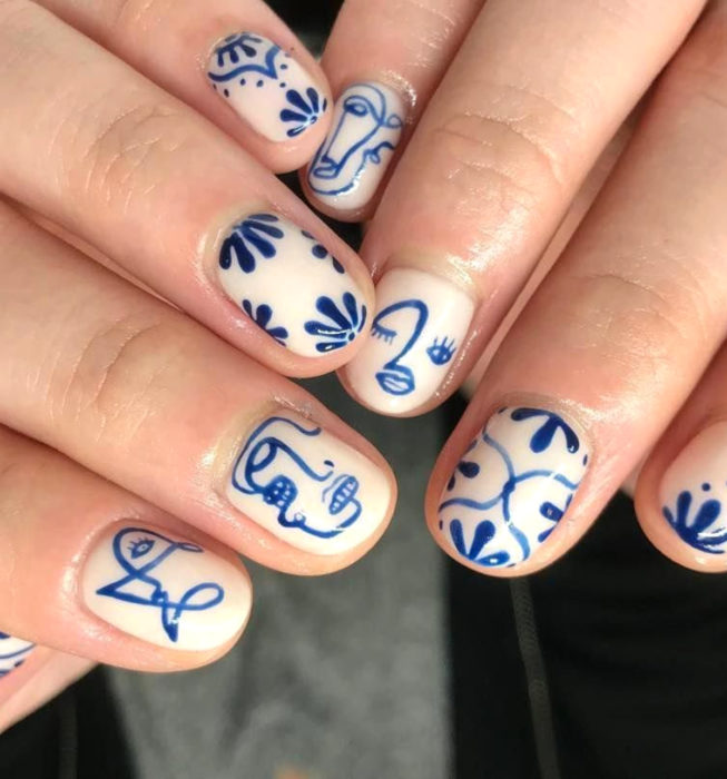 Uñas redondas estilo Picasso, manicure azul eléctrico