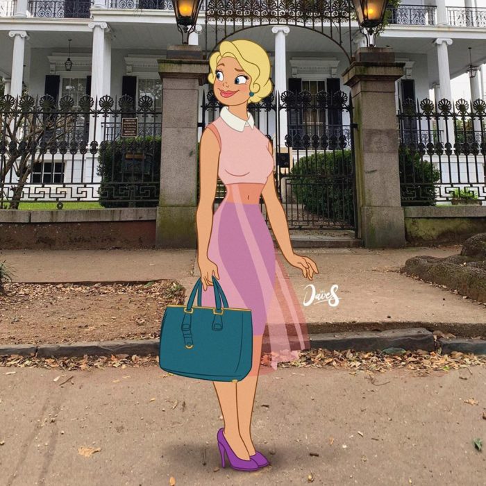 Charlotte usando falda y blusa rosas con bolso verdoso