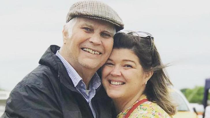 Padre e hija abrazados sonriendo