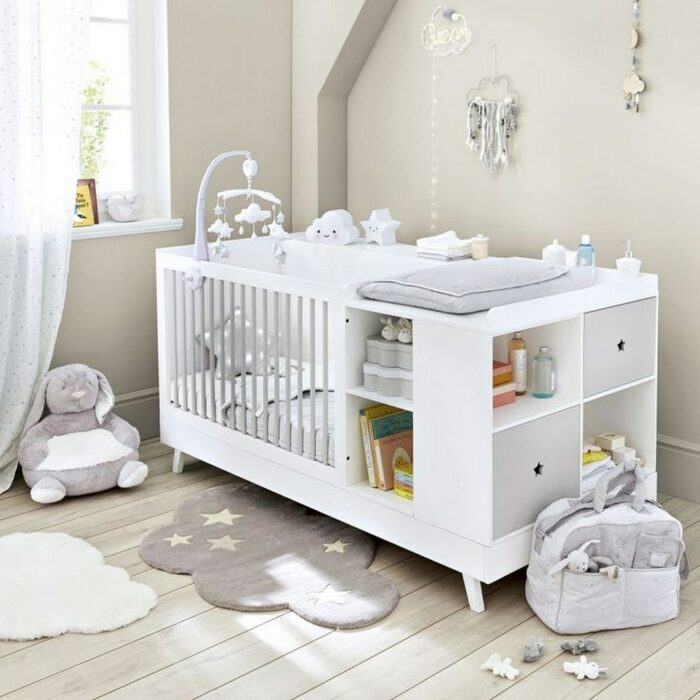 Decoración del cuarto del bebé en tonos grises con una cuna de color blanco