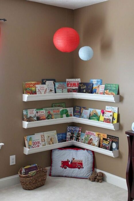Estante para colocar libros infantiles en el rincón de una habitación