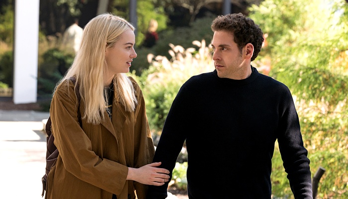 escena de la serie de netflix maniac con jonah hill y emma stone